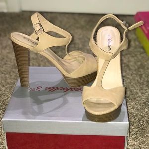 Comfortable platform pumps